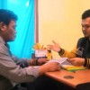 Maman Jadul (Berjaket Kuningan) saat melayani nasabahnya.